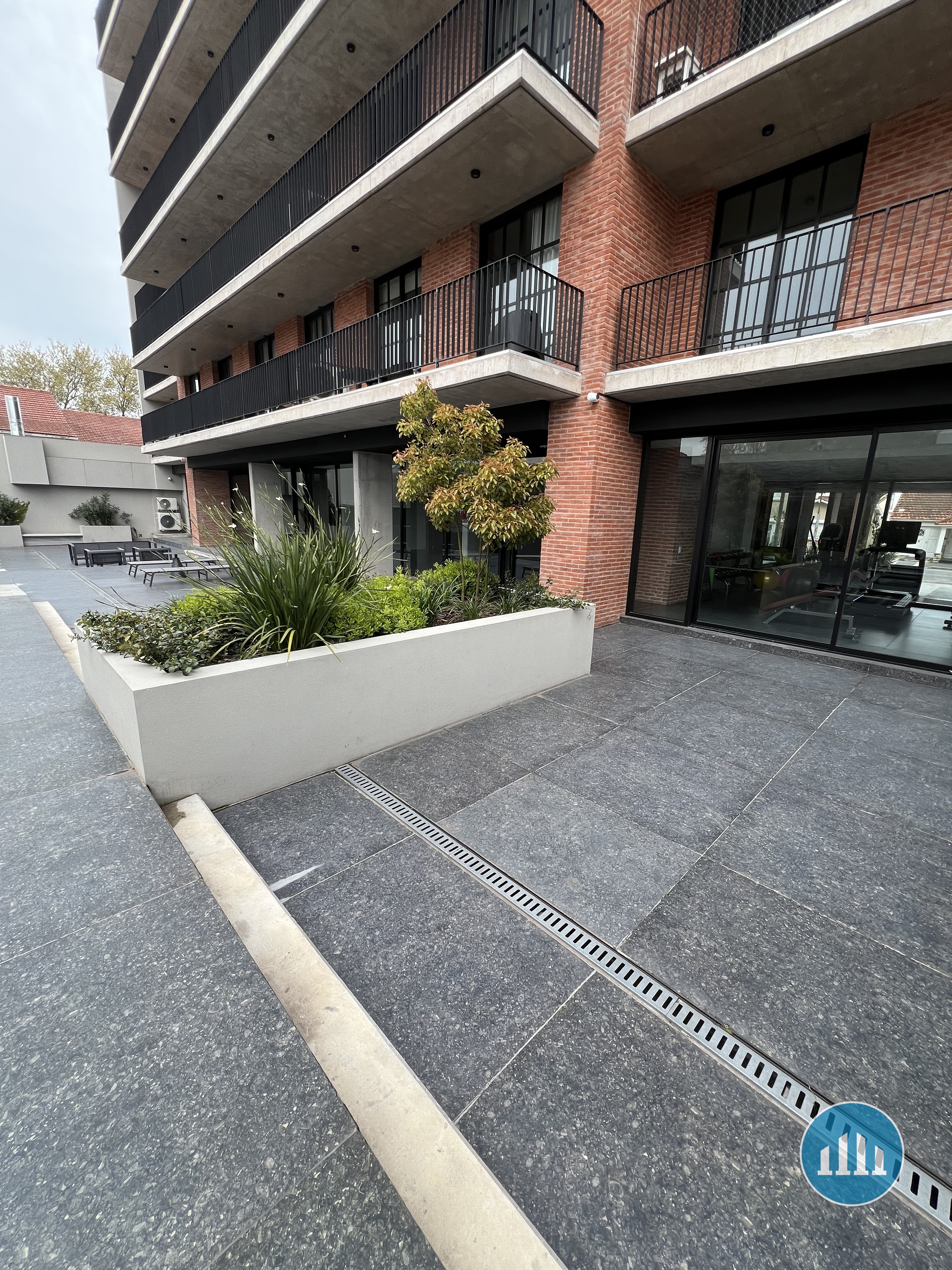 Departamento de 2 ambientes al frente con cochera y baulera - Chauvin
