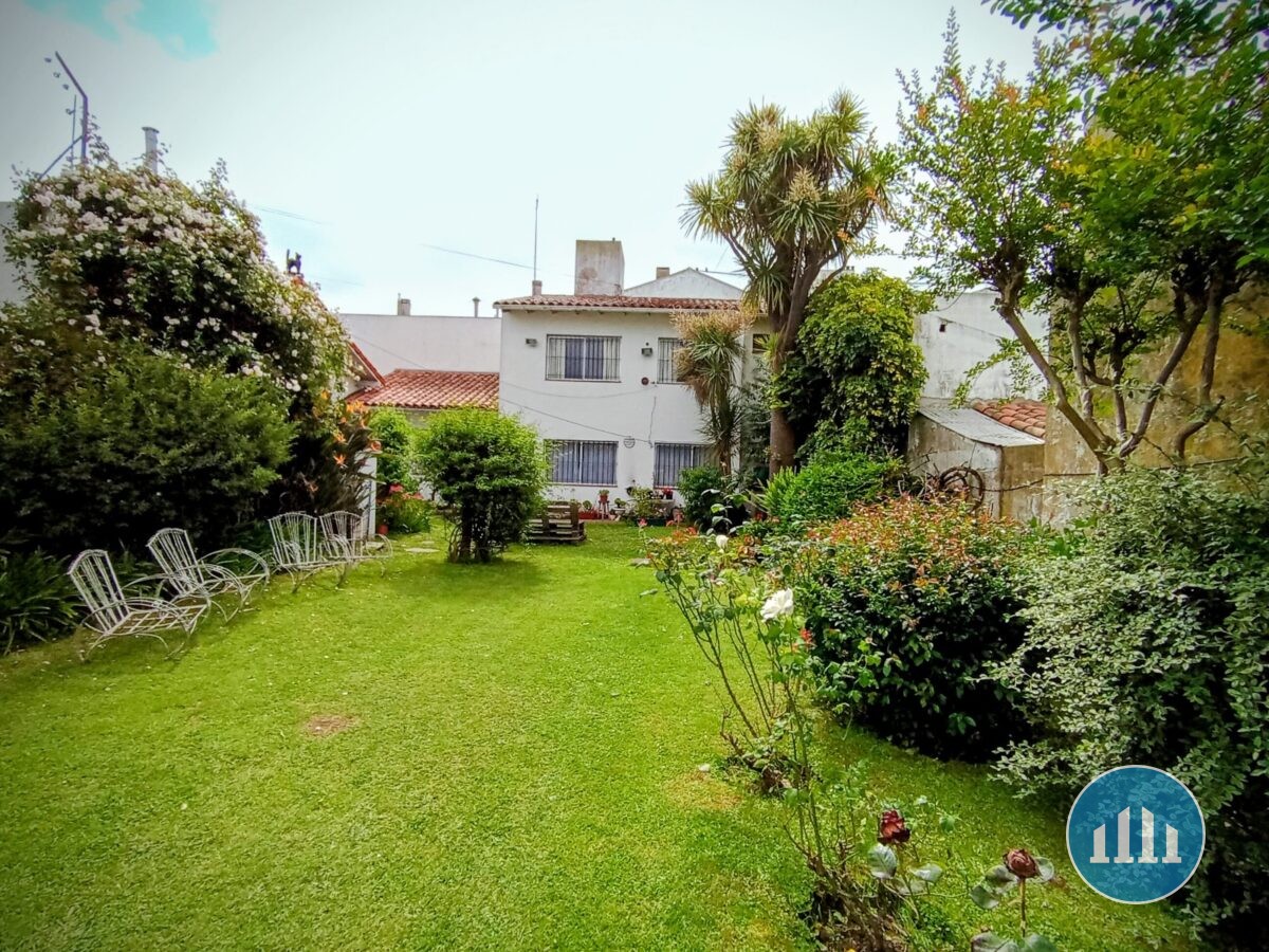Casa con parque en Chauvin. Doble frente e ingreso. 456m²