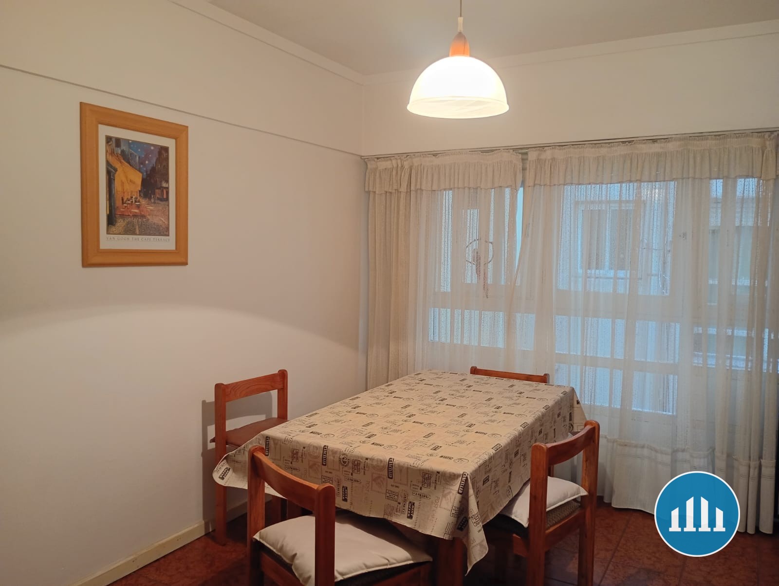 Departamento de 2 ambientes, contrafrente, céntrico