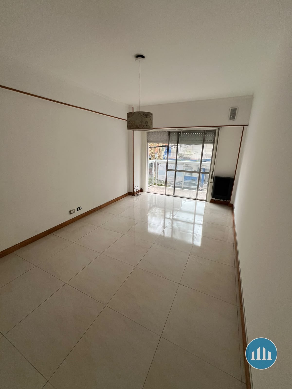 Departamento de 2 ambientes con patio y balcón a la calle – Excelente estado - Zona Aldrey